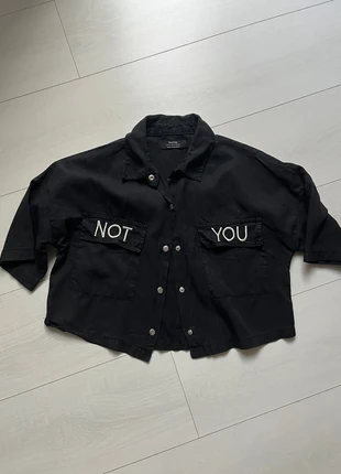 Camicia corta cropped crop shirt Bershka oversize con scritta ricamata, brand: Bershka, condizioni: Ottime, taglia: XS / IT 38 / EU 34, €6.00, €7.00 include la Protezione acquisti