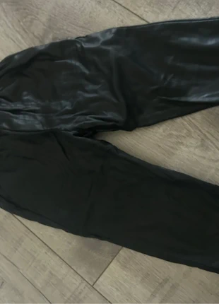 Pantalon simili cuir fille taille 2/3 ans ZARA, merk: Zara, staat: Heel goed, maat: 3 jaar / 98 cm, € 3,50, € 4,38 inclusief Kopersbescherming