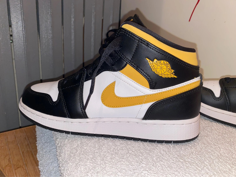 Nike air Jordan 1 mid White Pollen Black | Vinted