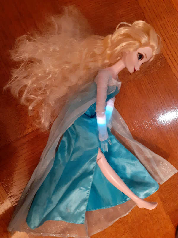 Poupée qui chante Elsa Reine des neiges