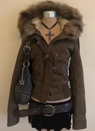 Veste à capuche courte Vintage manches longues col en fourrure détachable Taille M automne hiver, marque: Vintage Dressing, état: Très bon état, taille: M / 38 / 10, 85,00 €, 89,95 € Protection acheteurs incluse