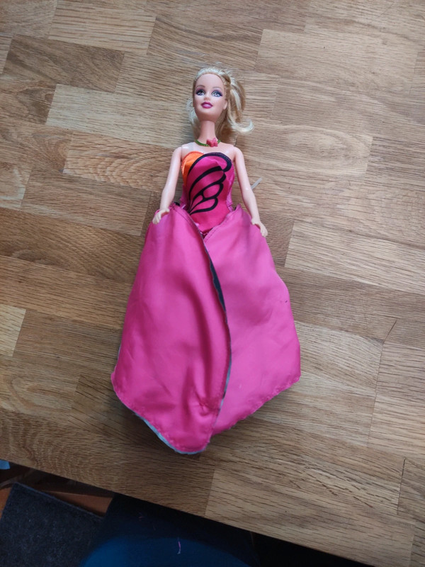 Barbie Mariposa sa robe se d ploie pour se transformer en ailes