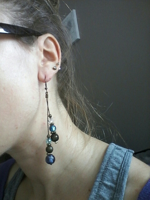 Boucles d oreilles couleur or vieilli perles bleues. 2