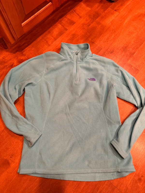 Woman’s north face Quarter zip 1