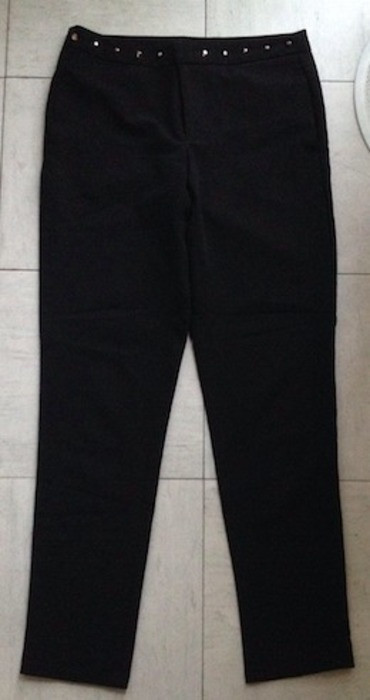 Pantalon noir avec clous au niveau de la ceinture 2