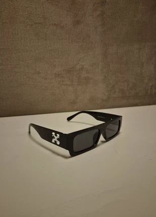 zwarte zonnebril met witte kruis 1+1 Gratis, staat: Nieuw zonder prijskaartje, € 15,00, € 16,45 inclusief Kopersbescherming