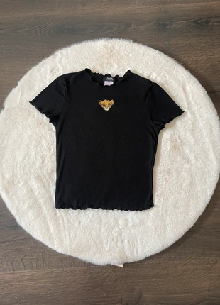 Bershka Lion King Simba Ribbed Black Baby Tee, marque: Bershka, état: Très bon état, taille: L / 40 / 12, 12,00 €, 13,30 € Protection acheteurs incluse