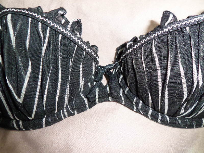 Soutien gorge Chantal Thomass 85A Noir fines rayures blanches 2