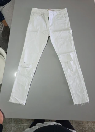 Jeans Slim Bianco con rotture sulle ginocchia, brand: Vs. Miss, condizioni: Buone, taglia: L / IT 44 / EU 40, €2.00, €2.80 include la Protezione acquisti