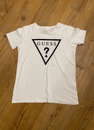T-shirt GUESS Kids garçon 12 ans – logo triangle inversé noir – parfait état, marke: GUESS, zustand: Sehr gut, größe: 12 Jahre / 152, 7,00 €, 8,05 € inklusive Vinted-Käuferschutz
