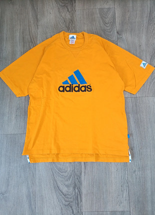 Vintage Adidas T-Shirt XL – Bold Yellow w/ Blue Logo, marca: adidas, estado: Muito bom, tamanho: XL, €24.99, €26.94 inclui Proteção do Comprador
