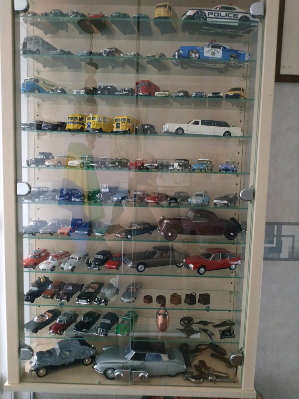 Collection 78 voitures miniatures citroen et une vitrine