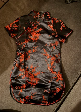 Rood jurkje van China, merk: China Glaze, staat: Heel goed, maat: 9-12 maanden / 74 cm, € 15,00, € 16,45 inclusief Kopersbescherming