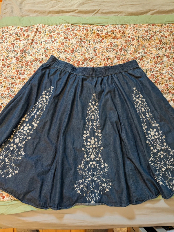 Plus size mini/midi skirt with floral embroidery 1