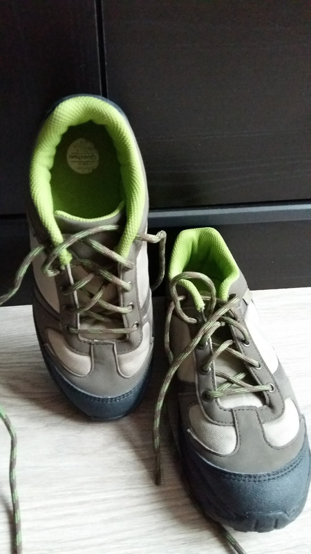 chaussures de marche taille 34 beige et marron, vert anis à l'intérieur 1