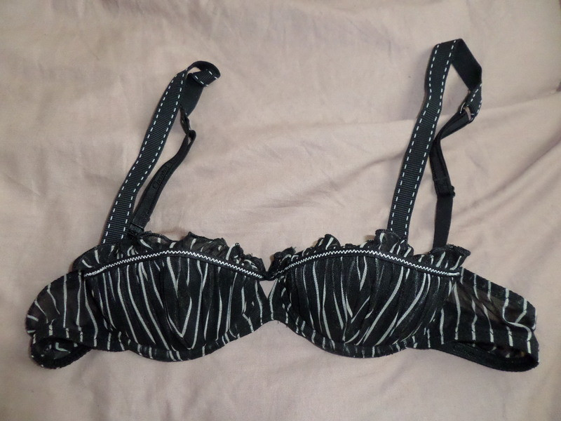 Soutien gorge Chantal Thomass 85A Noir fines rayures blanches 1