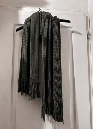 Longue écharpe bien chaude grise, marque: Camaïeu, état: Bon état, 3,00 €, 3,85 € Protection acheteurs incluse