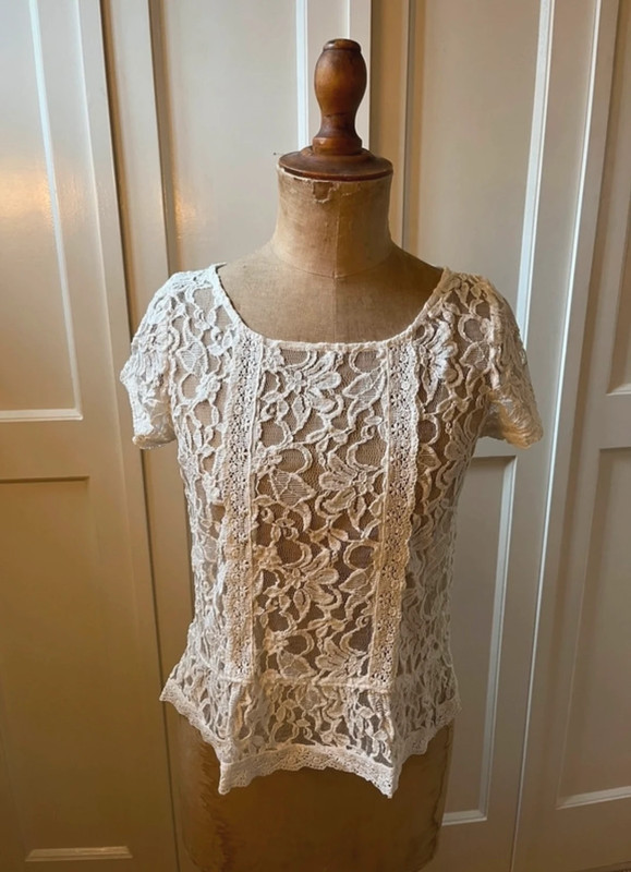 Abercrombie & Fitch white lace top 1