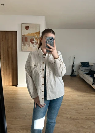 Veste en velours côtelé , marque: Stradivarius, état: Très bon état, taille: M / 38 / 10, 8,00 €, 9,10 € Protection acheteurs incluse