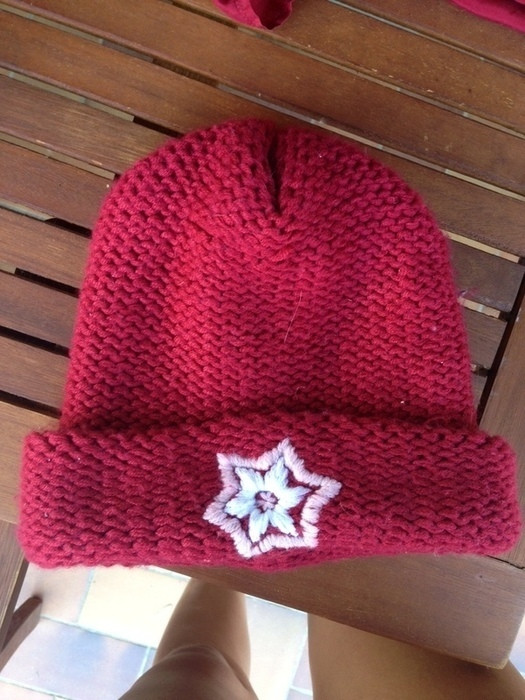 Bonnet rouge avec une étoile rose et blanche 1