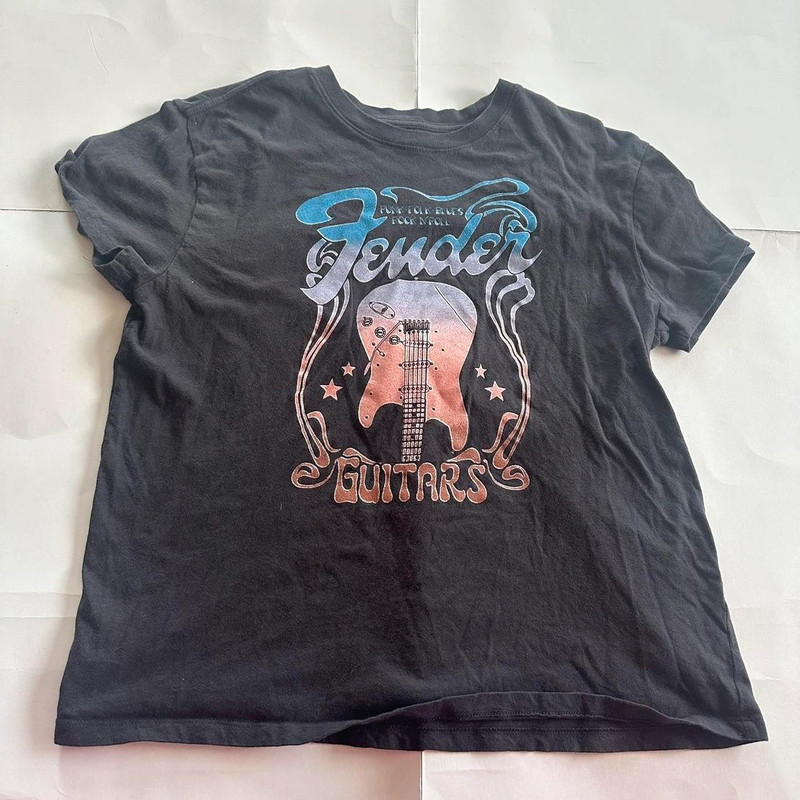 Fender Guitar graphic tee- size large 1
