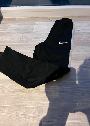 Pentathlon de spor Nike noir et blanc, marque: Nike, état: Très bon état, taille: 13 ans / 158 cm, 10,00 €, 11,20 € Protection acheteurs incluse
