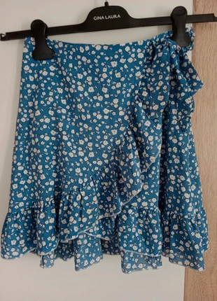 blauer, geblümter minirock mit schleife, marke: Shein, zustand: Neu, größe: XS / 34 / 6, 3,50 €, 4,38 € inklusive Vinted-Käuferschutz