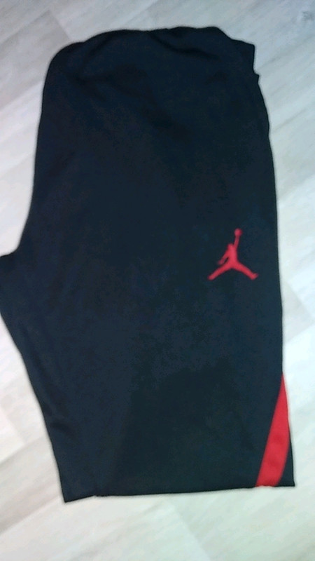 Jogging jordan discount noir et rouge