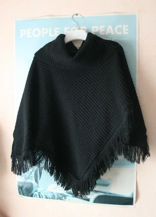 Joli poncho noir à franges, état: Neuf sans étiquette, taille: Taille unique, 8,00 €, 9,10 € Protection acheteurs incluse