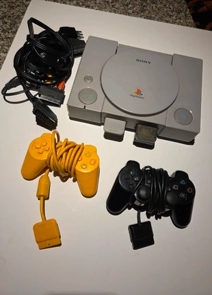 Play Station 1 Console joystick MemoryCard, brand: PlayStation, condizioni: Ottime, €90.00, €95.20 include la Protezione acquisti