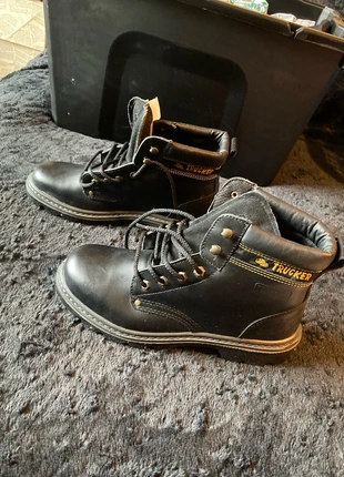 Chaussures de securite, marque: TRUCKER, état: Neuf sans étiquette, taille: 43, 20,00 €, 21,70 € Protection acheteurs incluse