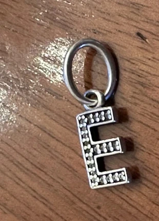 Pandora charm lettera E argento e zirconia, brand: Pandora, condizioni: Ottime, €29.99, €32.19 include la Protezione acquisti