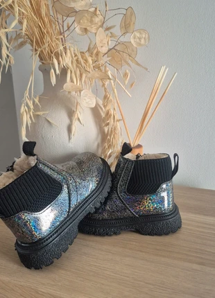 Bottines fille SHEIN 22 fourrées & effet holographique, merk: Shein, staat: Heel goed, maat: 22, € 5,00, € 5,95 inclusief Kopersbescherming