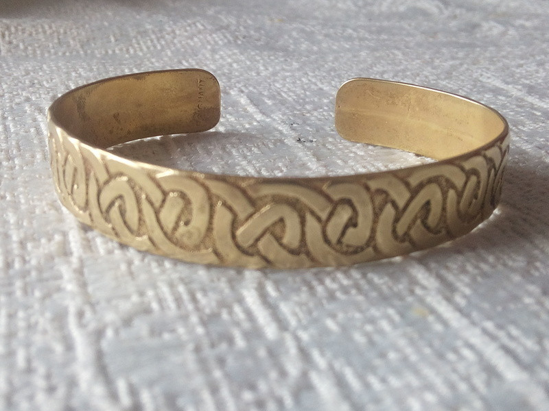 Bracelet jonc laiton motifs celtiques entrelacés 3