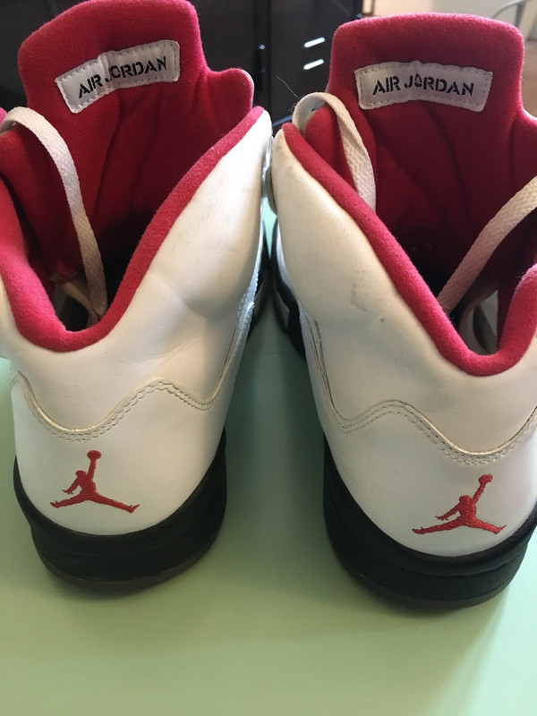 Nike Air Jordan blanches/rouges 3