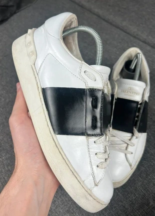 Paire de chaussure sneakers valentino garavani open en veau blanc noir cuir, marque: Valentino, état: Très bon état, taille: 37, 125,00 €, 131,95 € Protection acheteurs incluse