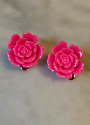 Boucles d'oreilles clips vintage fleurs de camélia rose en acrylique, marke: Vintage, zustand: Sehr gut, 12,00 €, 13,30 € inklusive Vinted-Käuferschutz