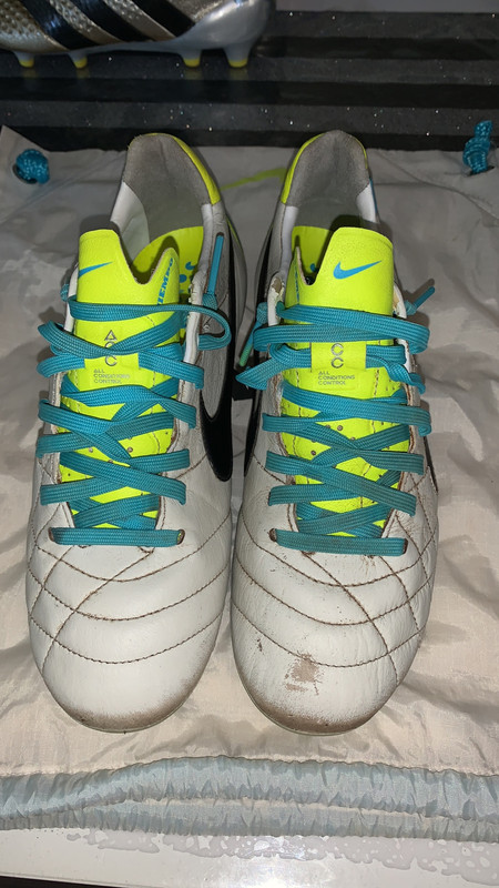 Nike Tiempo ACC en crampons couleur blanc jaune fluo et bleu -