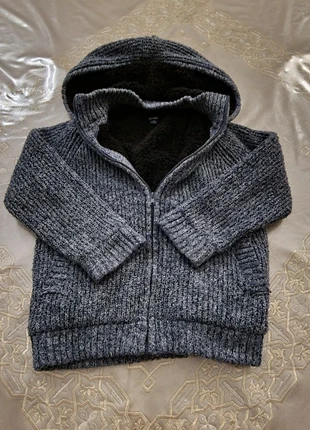 Pull gilet hiver à capuche 6 ans kiabi , marca: Kiabi, estado: Muito bom, tamanho: 6 anos / 116 cm, €10.00, €11.20 inclui Proteção do Comprador