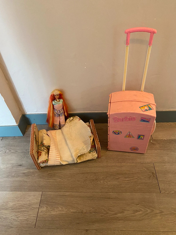 Lit+ barbie + valise salle de bain vintage  5