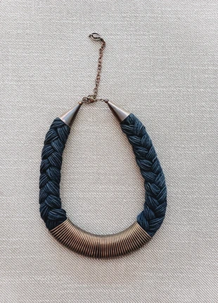 Collar trenzado negro con detalle dorado/bronce., marca: Stradivarius, estado: Bueno, 3,00 €, 3,85 € Protección al comprador incluida