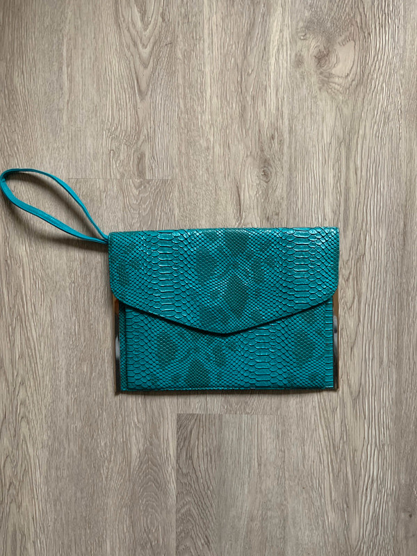 Sublime pochette effet python vert d’eau et doré tendance chic classe glamour  3