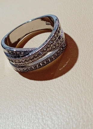 Anello in argento con zirconi bianchi, marke: S925, zustand: Neu, größe: 59.7 mm / 19 mm Ø, 8,00 €, 9,10 € inklusive Vinted-Käuferschutz