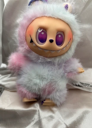 Une peluche porte clé labubu energy Lila v3, marque: POPMART, état: Très bon état, taille: Taille unique, 9,99 €, 11,19 € Protection acheteurs incluse