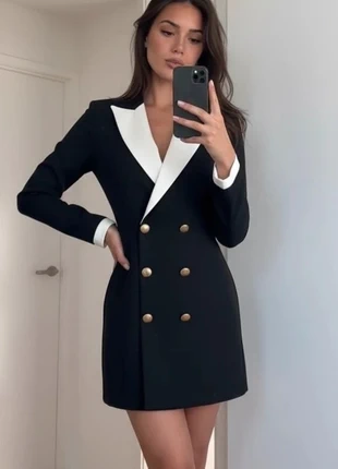 Robe blazer noire chic à col blanc et boutons dorés, coupe élégante. taille S, brand: junali, condition: Very good, size: S / 36 / 8, €43.90, €46.80 includes Buyer Protection Pro