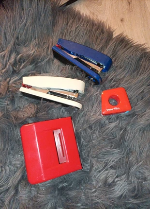 Lot de fournitures scolaires (agrafeuses, perforeuse et scotch), condizioni: Ottime, €5.00, €5.95 include la Protezione acquisti