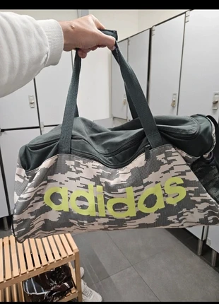 Borsone Adidas taglia M, marque: adidas, état: Très bon état, 17,00 €, 18,55 € Protection acheteurs incluse