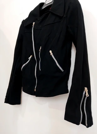 Giacca rider gotica con cerniere grandi e maniche svasate, merk: EMP, staat: Goed, maat: XS / 34 / 6, € 8,00, € 9,10 inclusief Kopersbescherming