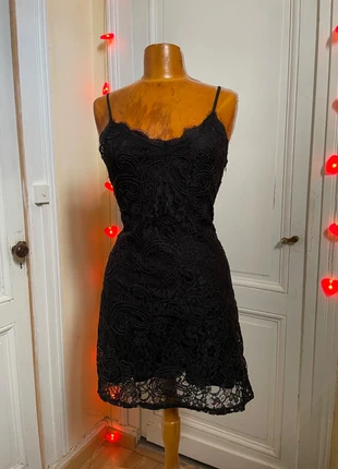 Robe noire Zara dentelle et broderies, marque: Zara, état: Neuf sans étiquette, taille: M / 38 / 10, 17,99 €, 19,59 € Protection acheteurs incluse