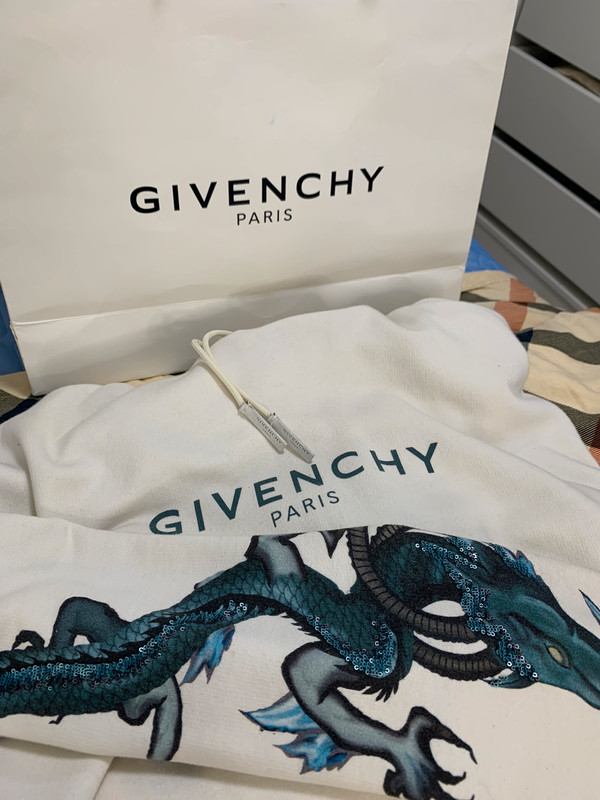 Pull Givenchy avec dragon sur la manche - Vinted